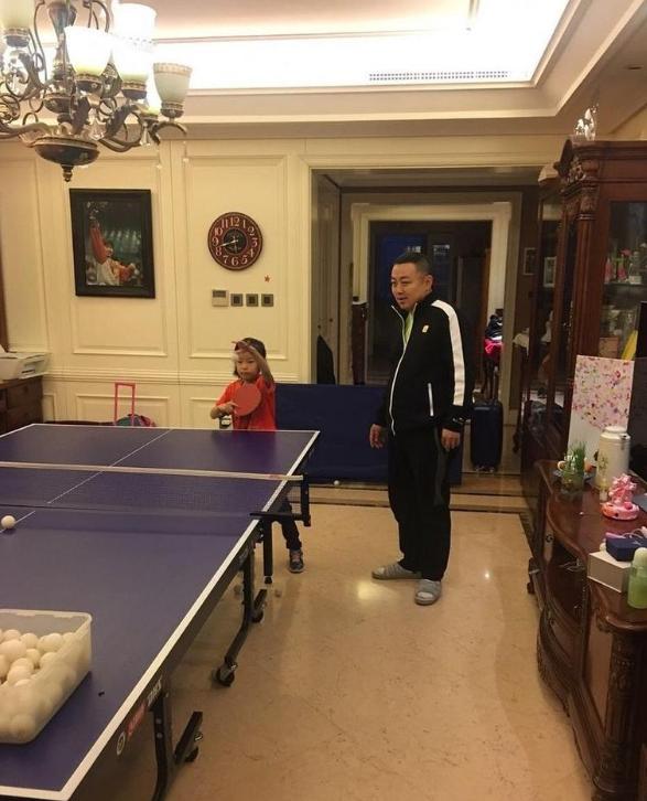 带你参观刘国梁的豪宅，客厅没有电视和茶几，但是可以打乒乓球休闲区蓝鸢梦想 - Www.slyday.coM