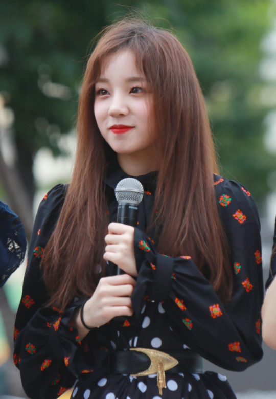 宋雨琦为啥一直是泡面头当看到她直发后网友难怪留卷发