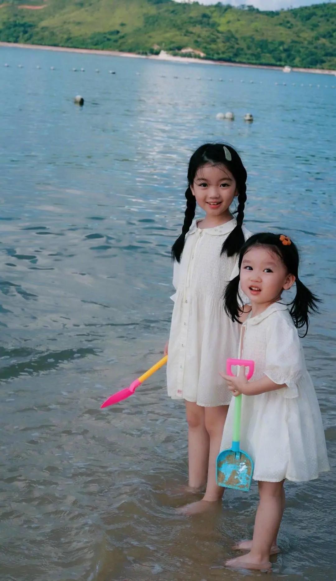 白冰前夫晒女儿毕业合照!女儿笑容甜美颜值超高,身高比例超优越