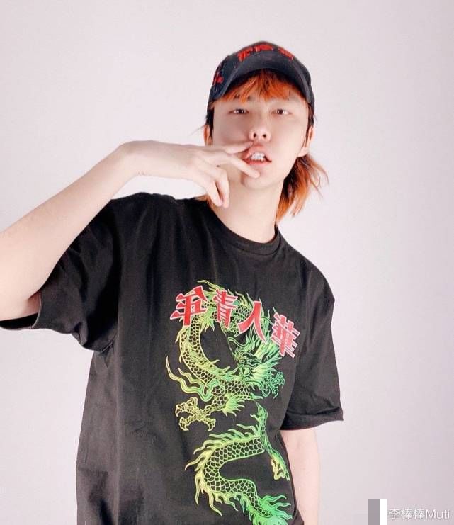 新说唱选手向吴亦凡求抱吴亦凡称这种人能骗女孩网友调侃内行