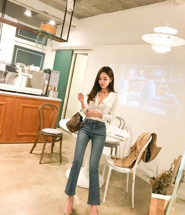 白色衬衣搭配牛仔裤孙允珠这样穿搭尽显时尚潮流气息