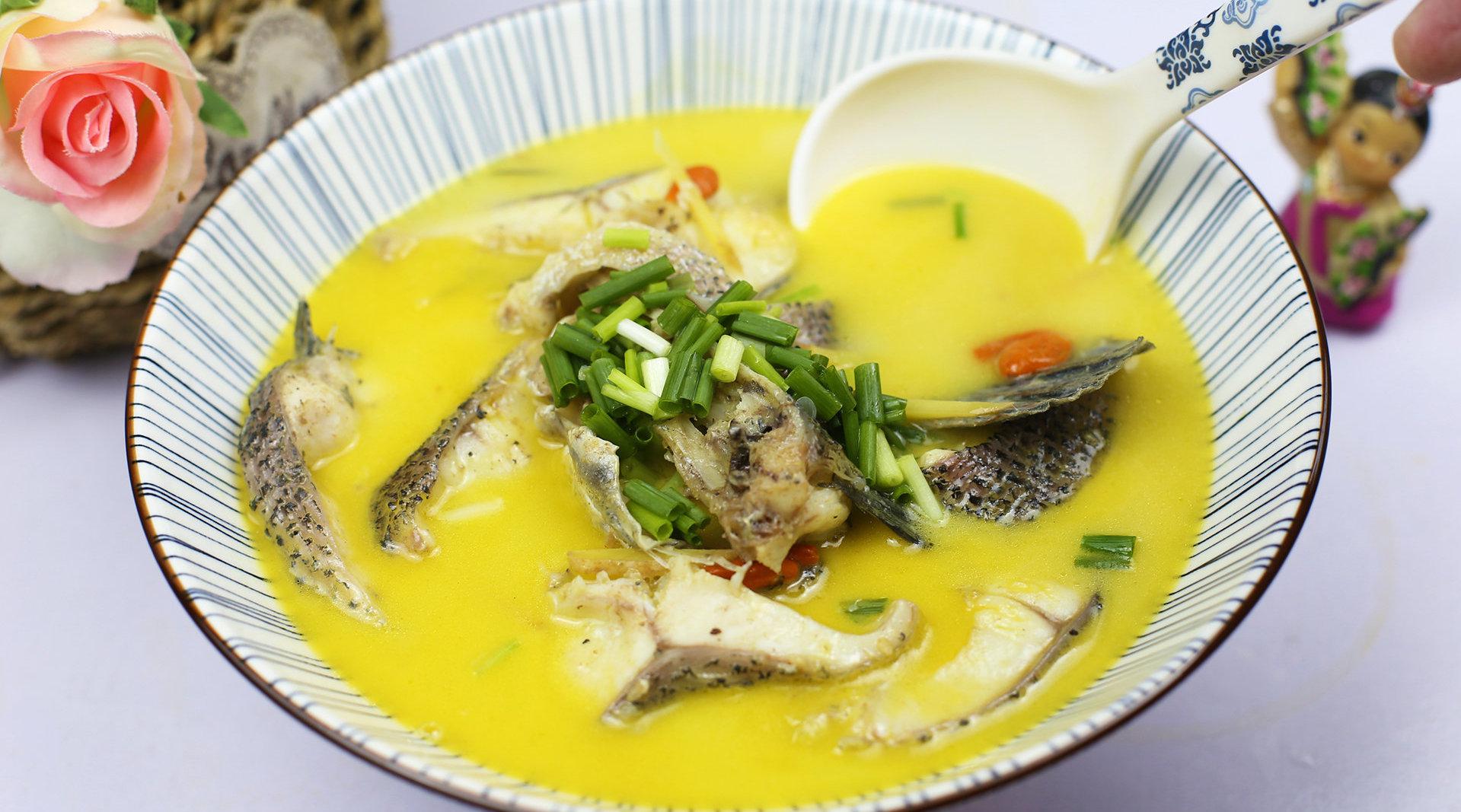 为什么饭店的鱼汤都是金黄色的?其实方法很简单,汤浓好喝无腥味