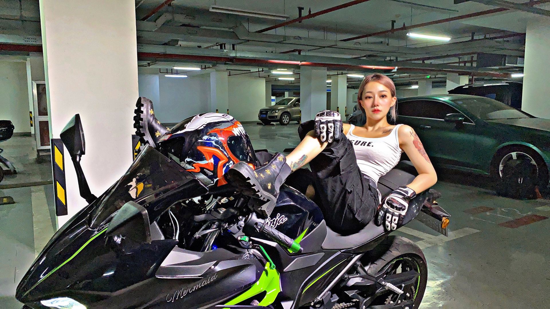 机车女孩mermaid小小美 霸气驾驭川崎400超酷重骑机车女孩图走红