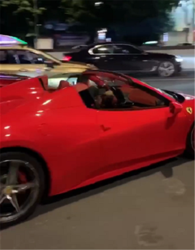 江门“网红车”法拉利458，车价百万，挂5个7车牌，牌就值7位数