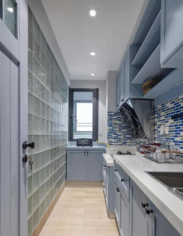 厨房使用玻璃砖让本狭长的厨房空间更加敞亮干净,同时清理也很容易,水