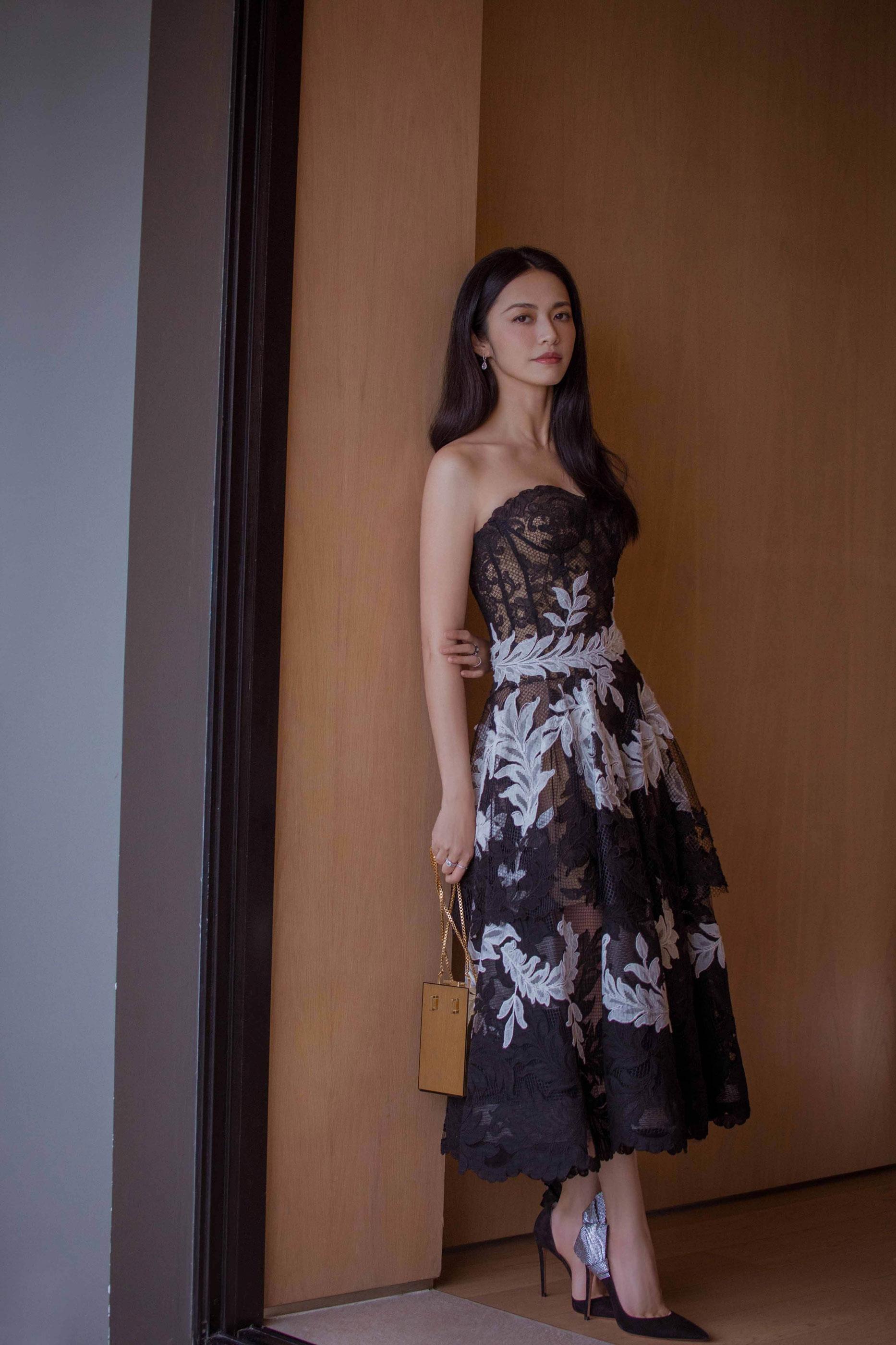 41岁姚晨好显嫩,穿粉色花朵连衣裙出镜,配锁骨发优雅又少女