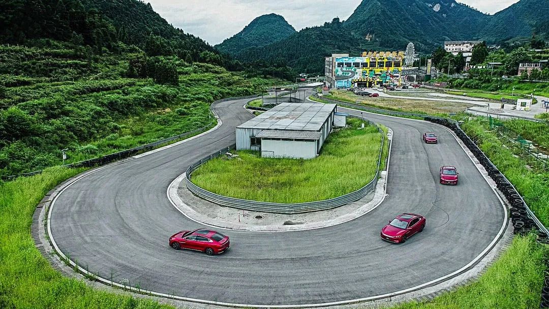 8月13日,我们前往重庆黑山谷,在一家汽车主题乐园的封闭式赛道里,对