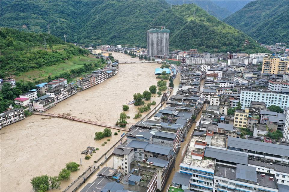 航拍甘肃文县碧口镇洪峰过境抢险救灾持续推进