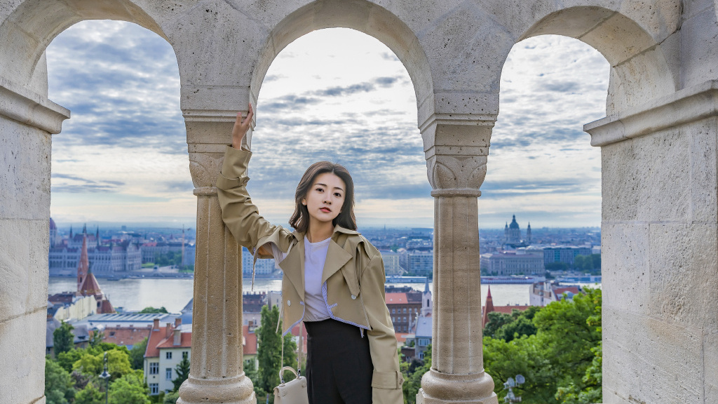 梁洁的甜美感无人能及身穿樱桃印花套装俏皮活泼清新脱俗