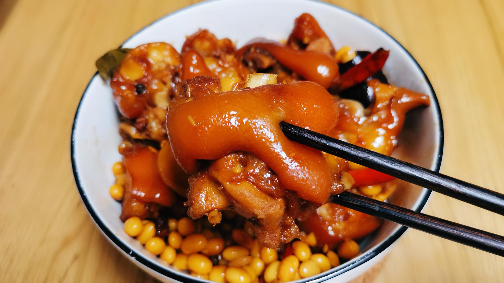 猪肉价格下跌,做个黄豆焖猪脚吃吃吧,肥而不腻,好吃到停不下来