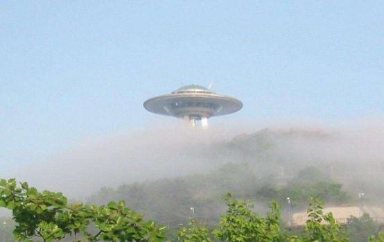 波兰上空出现巨型ufo在60米高空处盘旋此景恰被目击者拍到