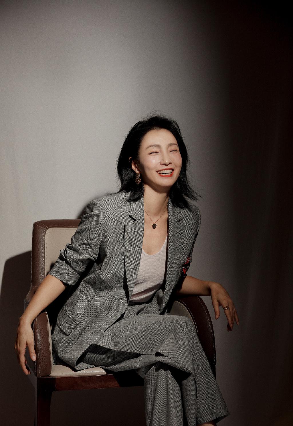 小陶虹气质真好穿格纹西装配锁骨发出镜这状态一点不像48岁