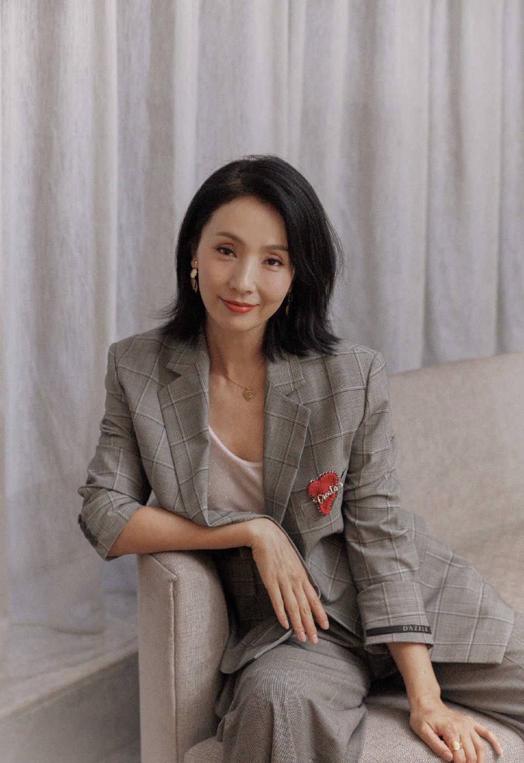 小陶虹气质真好穿格纹西装配锁骨发出镜这状态一点不像48岁