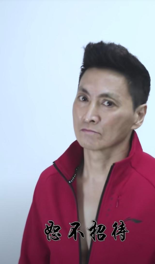 60岁"展昭"何家劲现身三流商演,衬衫又皱又旧,网曝出场费15万