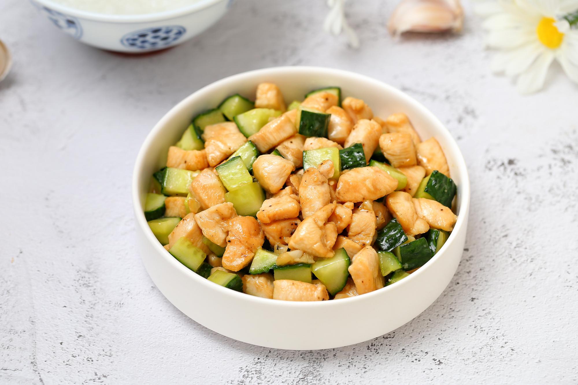 一道低脂美味的黄瓜炒鸡丁就做好了,减肥期食用也毫无负担,不必担心长