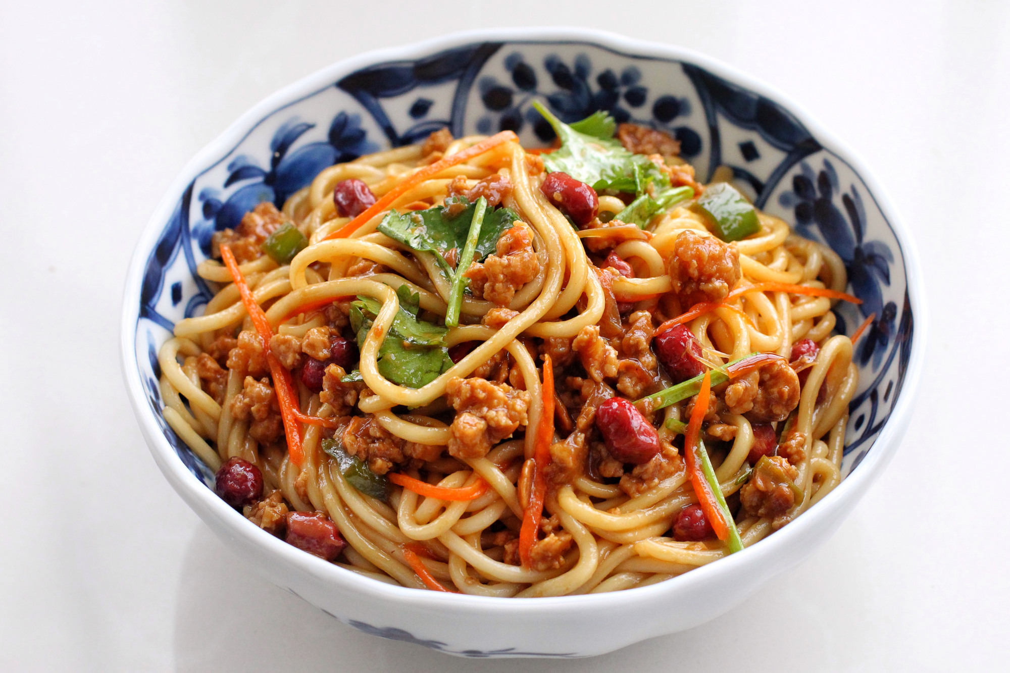 11.筋道爽滑的香辣酱干拌面就做好了,看着就让人口水直流哇!