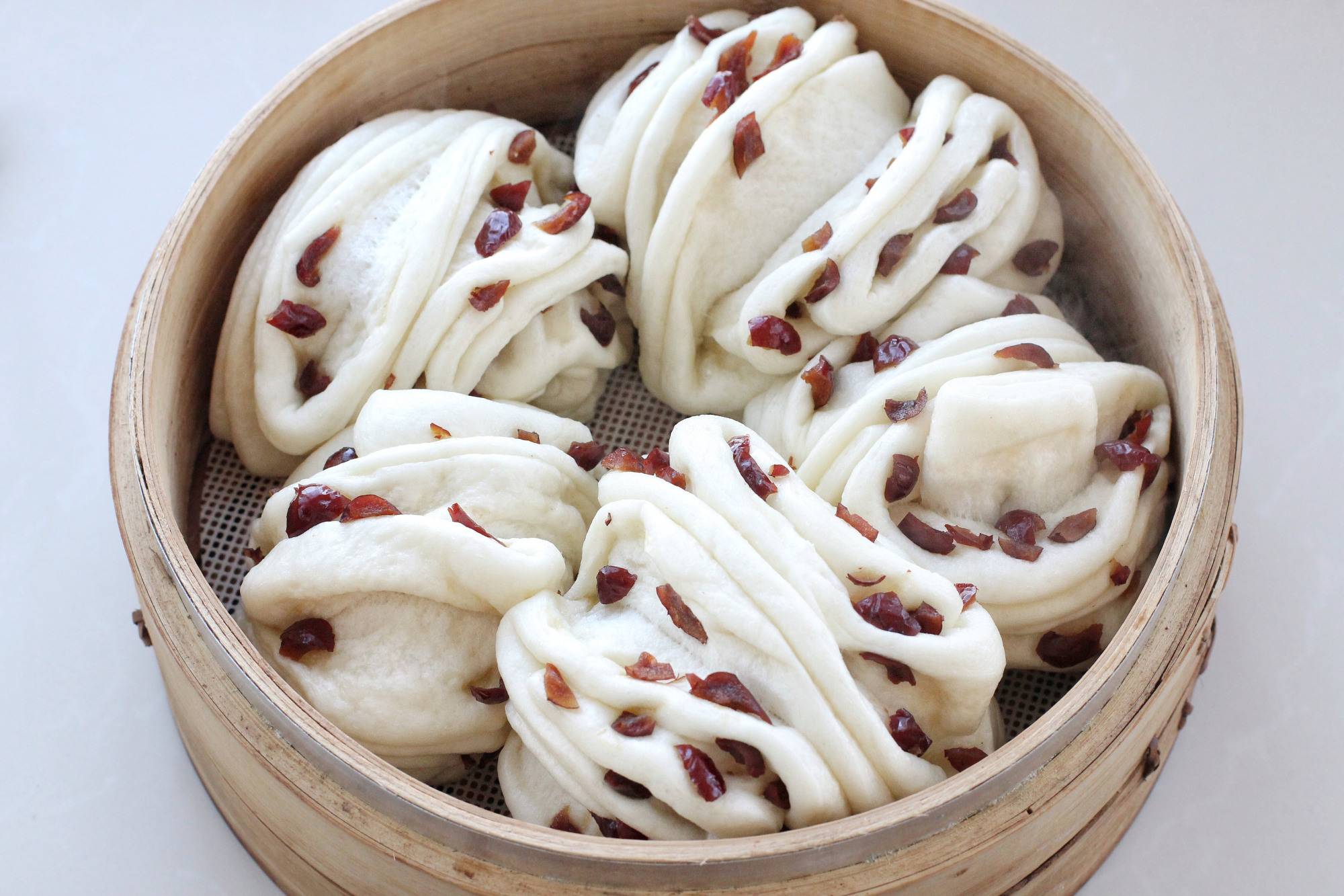 一次发酵,一根筷子就能搞定,你学会怎么做老面红枣花卷了吗?