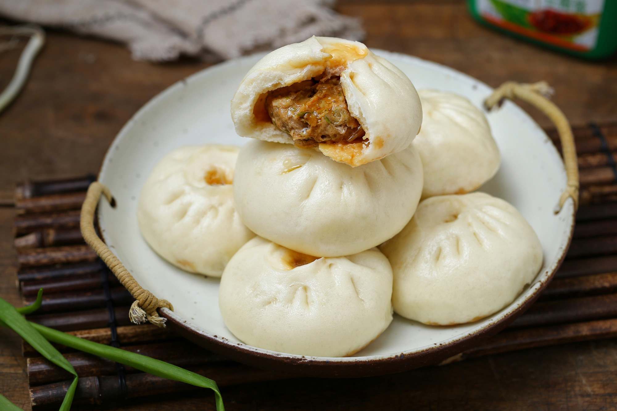 蒸肉包子有诀窍,调馅时多做这一步,皮软馅香直冒汁,出锅就吃仨|包子|