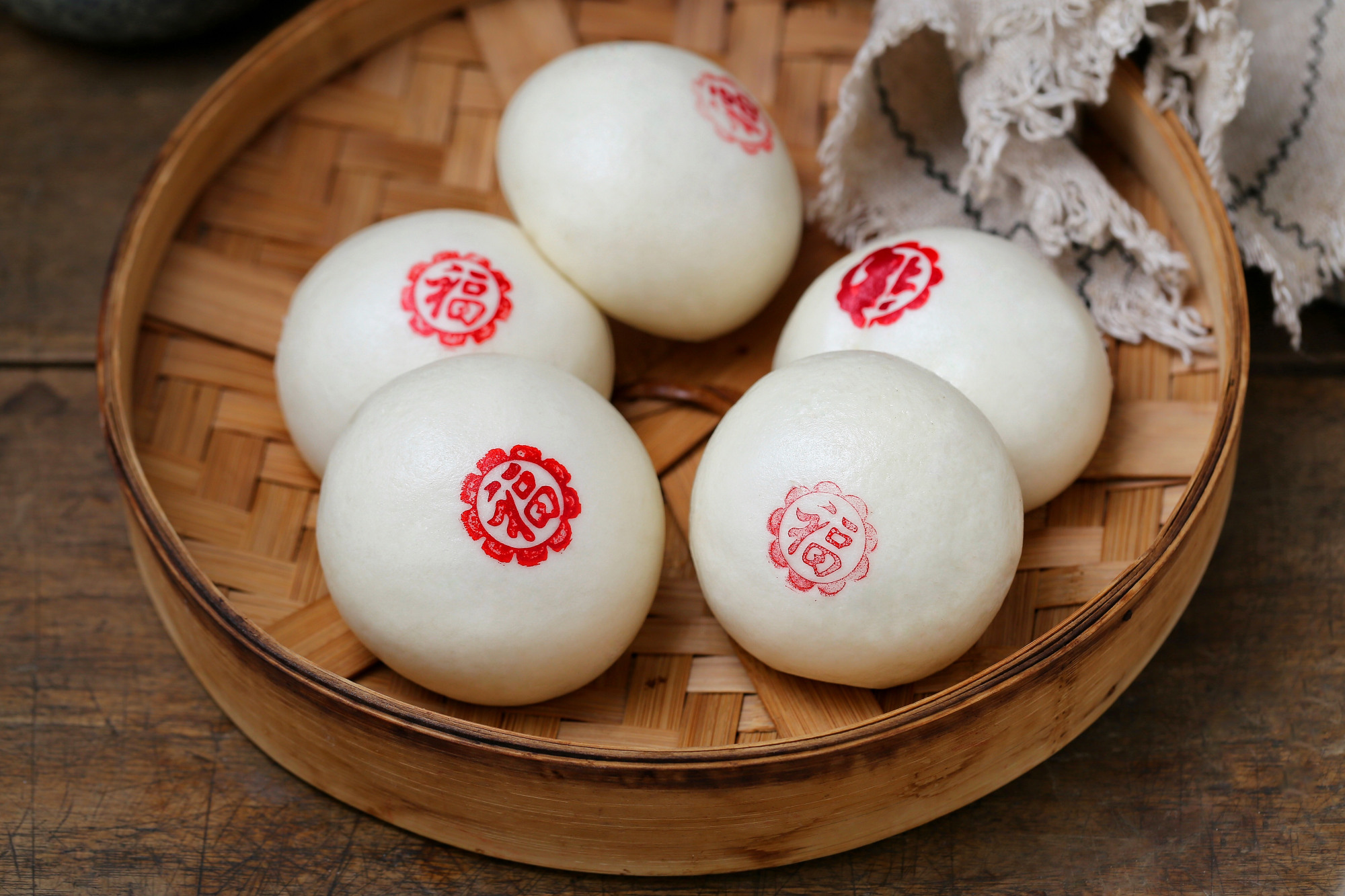 北方人过春节必蒸几锅大馒头,透白暄软寓意蒸蒸日上,年味十足