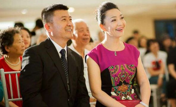 戴春荣和自己的丈夫特别低调,不过有时也会出席盛大的活动,媒体幸运的