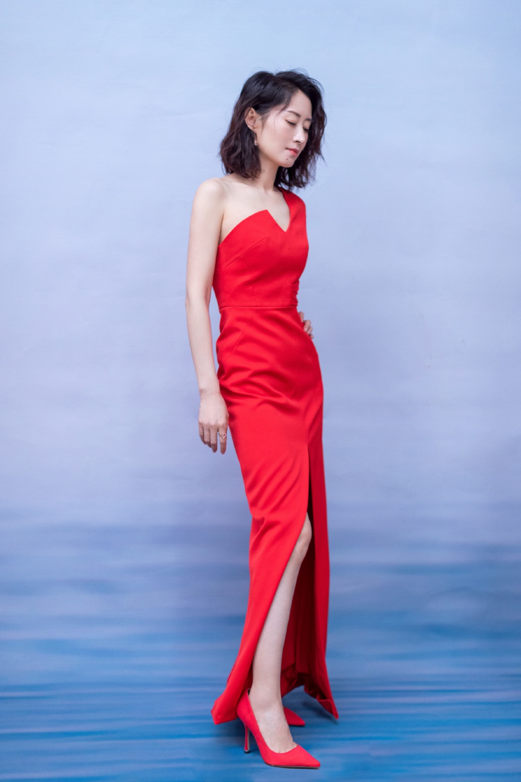 刘敏涛好会穿,一袭印花连衣裙配8千9的粉色小包,状态好过少女