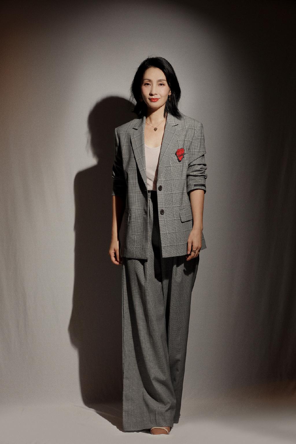 小陶虹气质真好穿格纹西装配锁骨发出镜这状态一点不像48岁