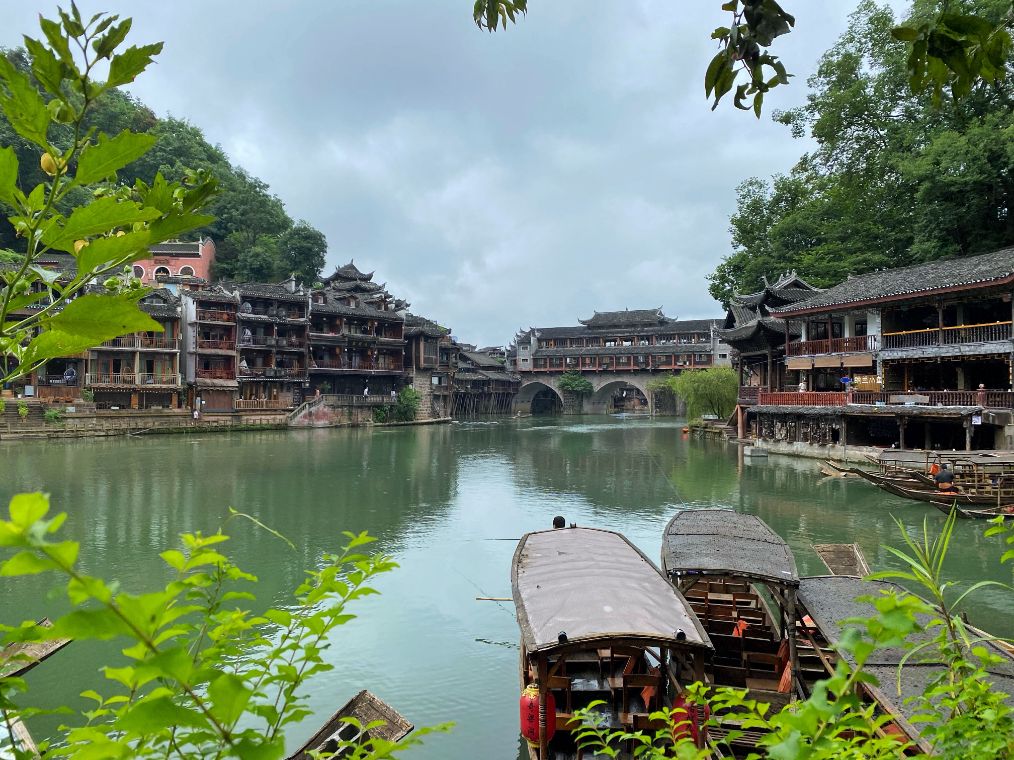 疫情后的湖南凤凰古城:游客不及往年一半,酒店入住率有待提高|新冠肺