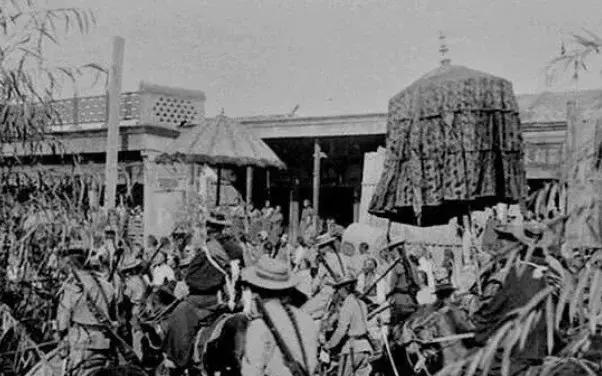 镜头下慈禧西逃回銮时的场景混乱不堪的队伍见证清末的衰败