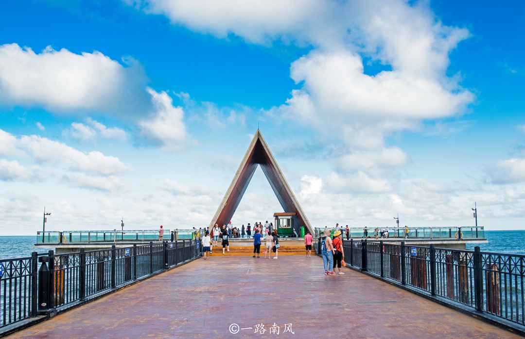 广东湛江也有栈桥,比青岛栈桥离大海更近,景色堪比马尔代夫