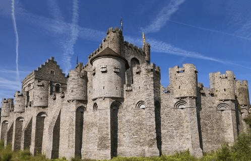 由于中西方统治方式和思维观念的不同,我国修筑城墙而西方筑城堡