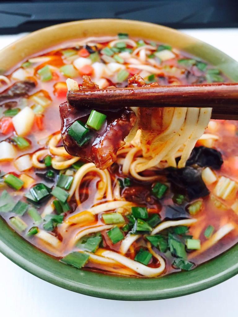 西安臊子面面条细长臊子鲜香汤味酸辣口感爽利好吃