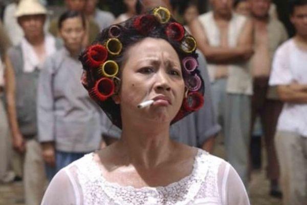 被周星驰三请出山,给成龙起"大鼻"绰号,包租婆元秋凭什么狂?