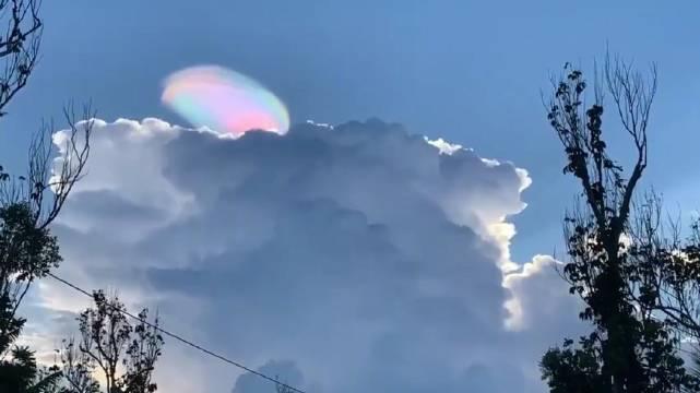 一位网友很幸运地拍到了彩色荚状云