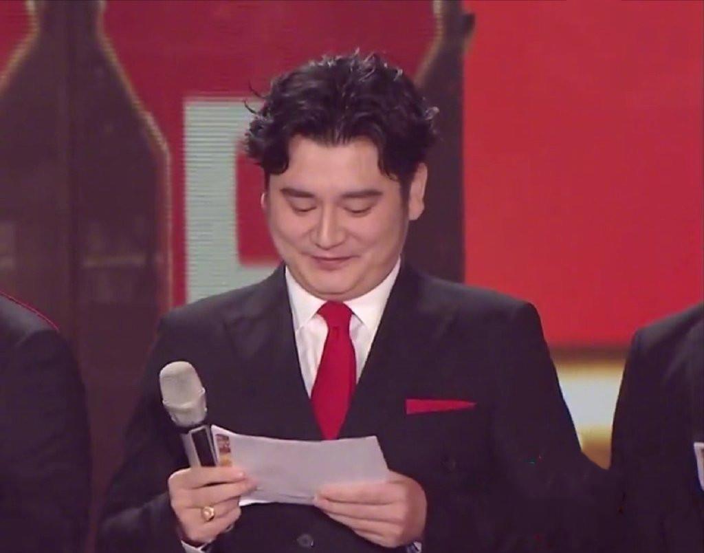 37岁钱枫胖到失控穿西装穿成200斤大胖子梳偏分泡面卷好油腻