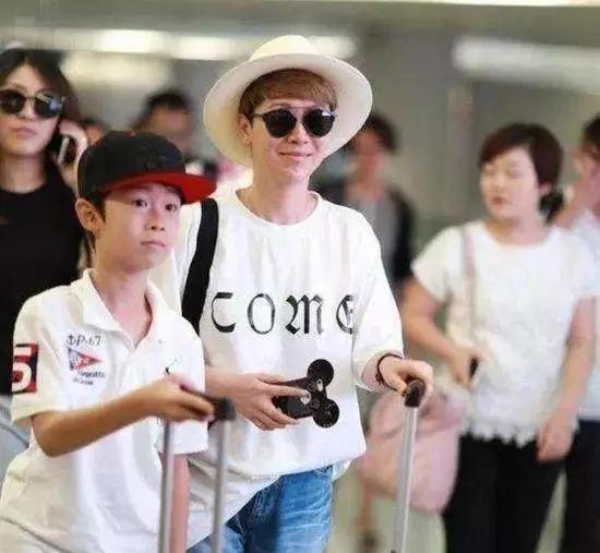 海清14岁儿子罕露面比海清高一头全程拉行李箱很贴心