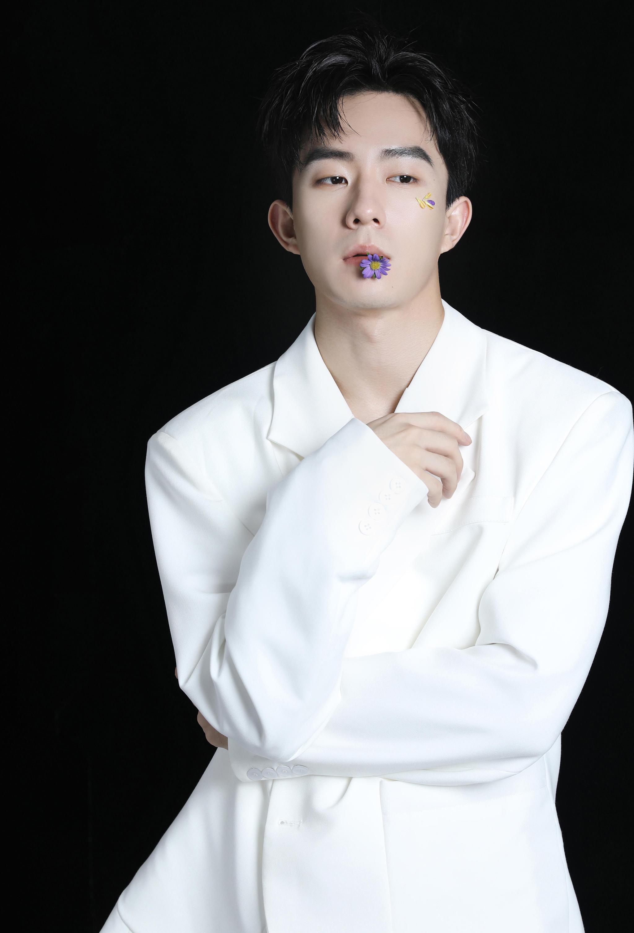 郑好夏日写真曝光花瓣造型配白色西装魅力十足演绎雅痞绅士