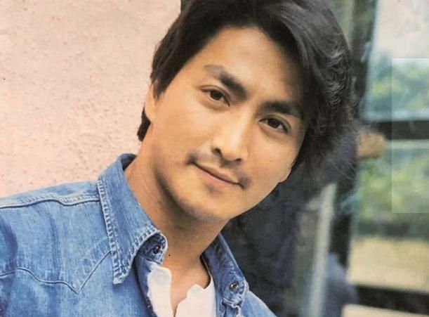 61岁何家劲现身无名商演,精力充沛显露肌肉,现实中一直很接地气
