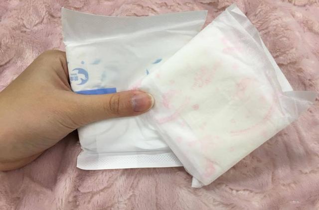 随后就从包里拿出卫生巾,瑶瑶不知所措,自己只是孩子,为何要用这个