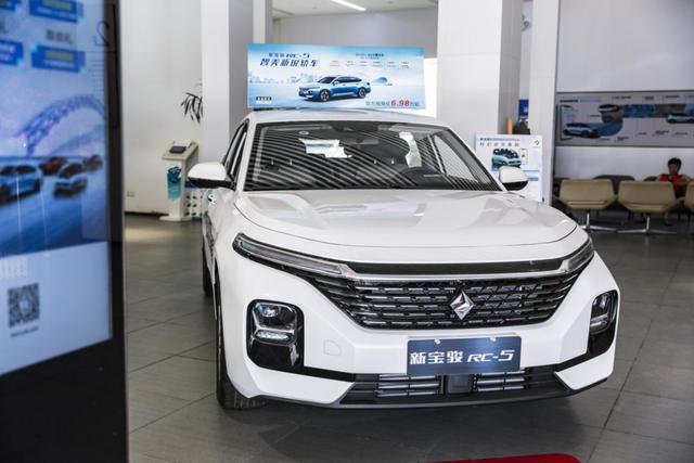 到店实拍,全新轿跑新宝骏rc5,外观帅气,品质一流,最低5.98万