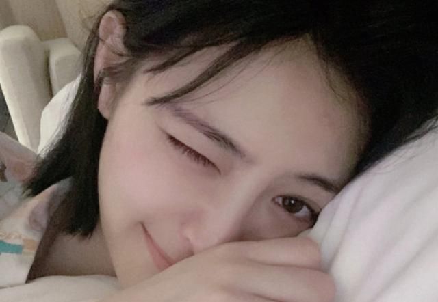 许佳琪晒怼脸素颜照,皮肤状态成焦点,真的成年了?