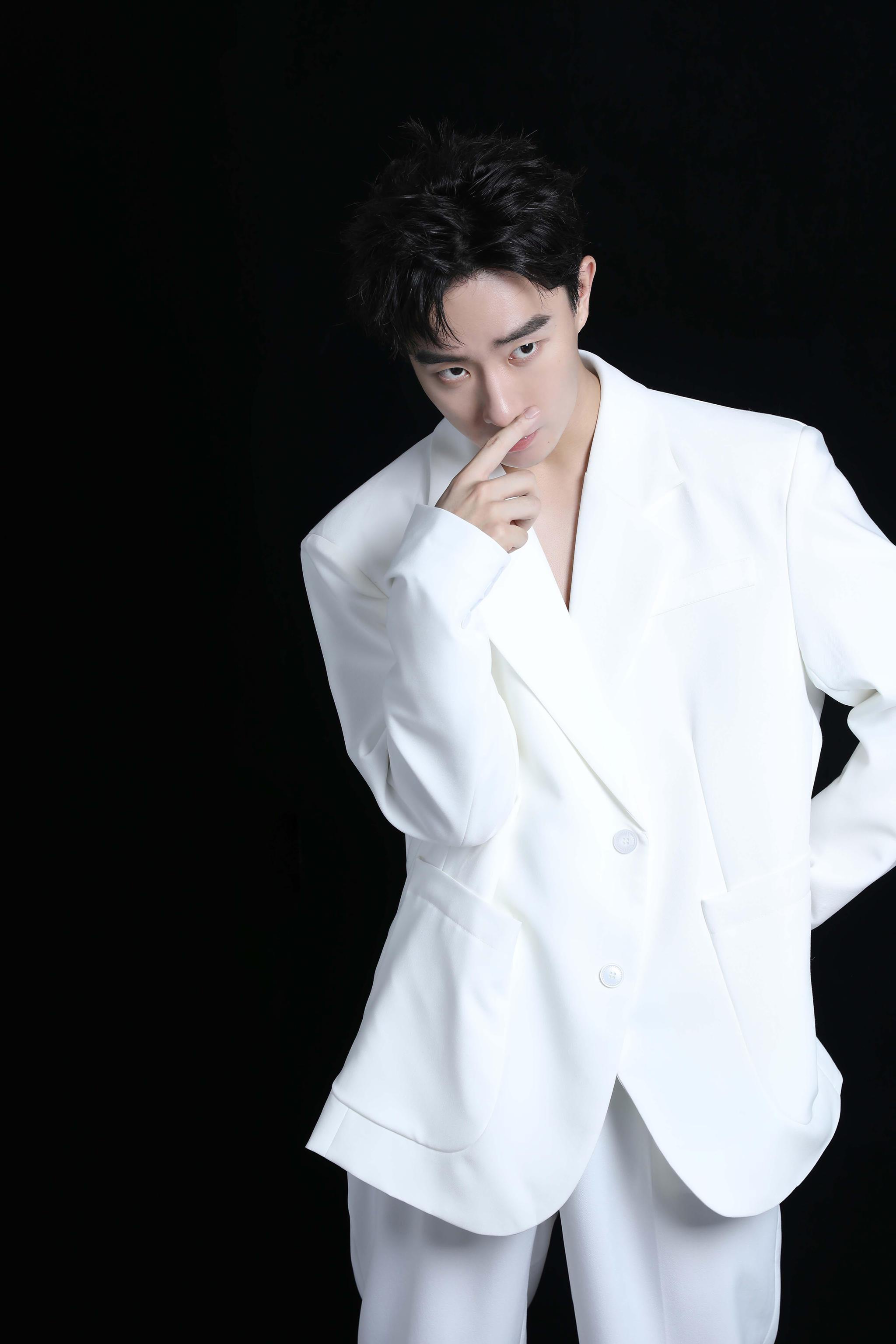 郑好夏日写真曝光花瓣造型配白色西装魅力十足演绎雅痞绅士