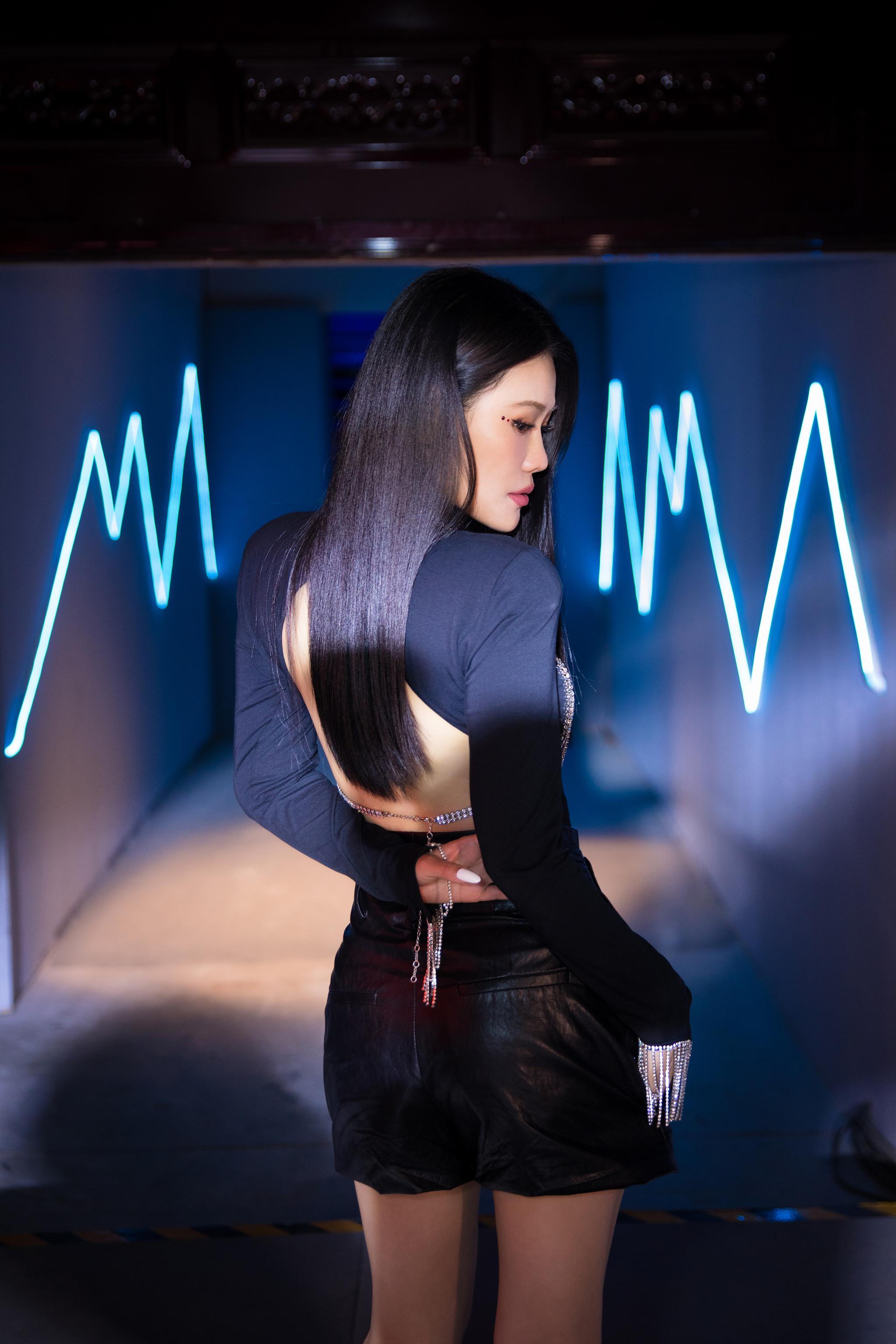 袁娅维穿衣野心大黑色打底衫配短皮裤把水钻内衣罩在外面