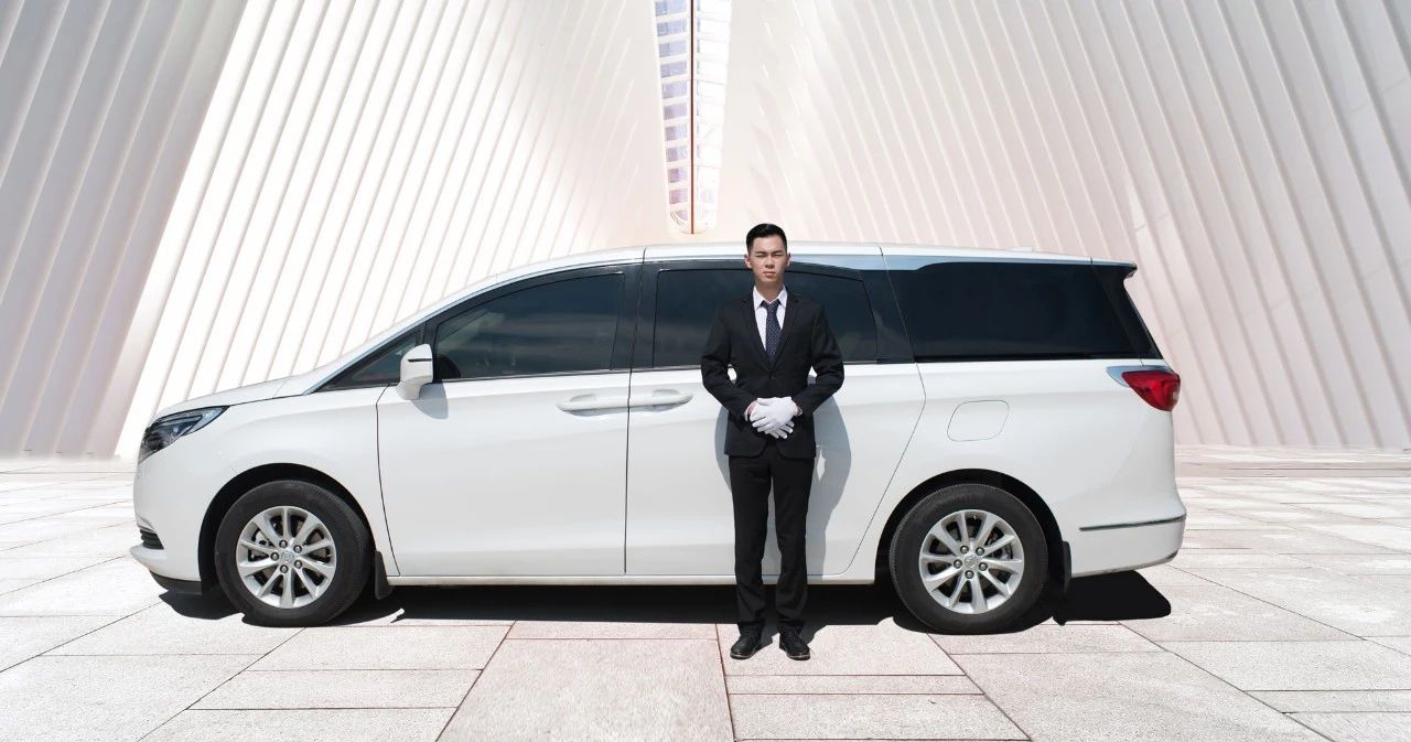 2006年成立至尊用车,借鉴国际化连锁租车模式,在国内首创凭身份证