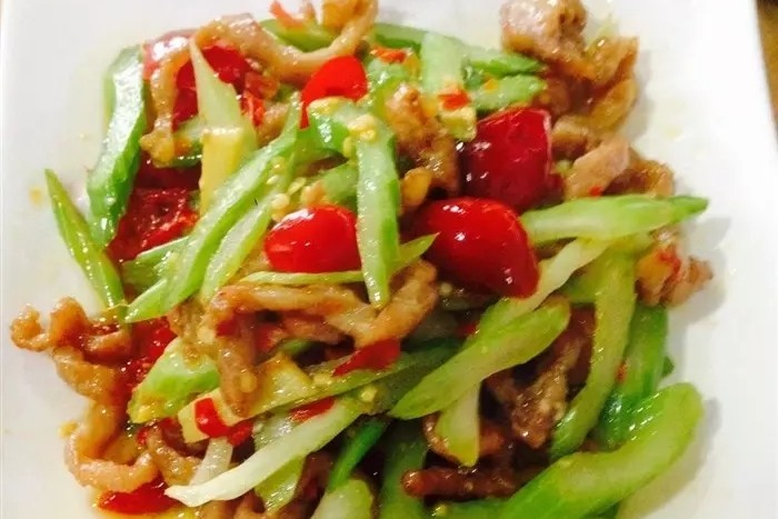 第五步:板筋炒熟炒香以后加入适量白醋鸡精和盐,放入小葱白,翻炒均匀