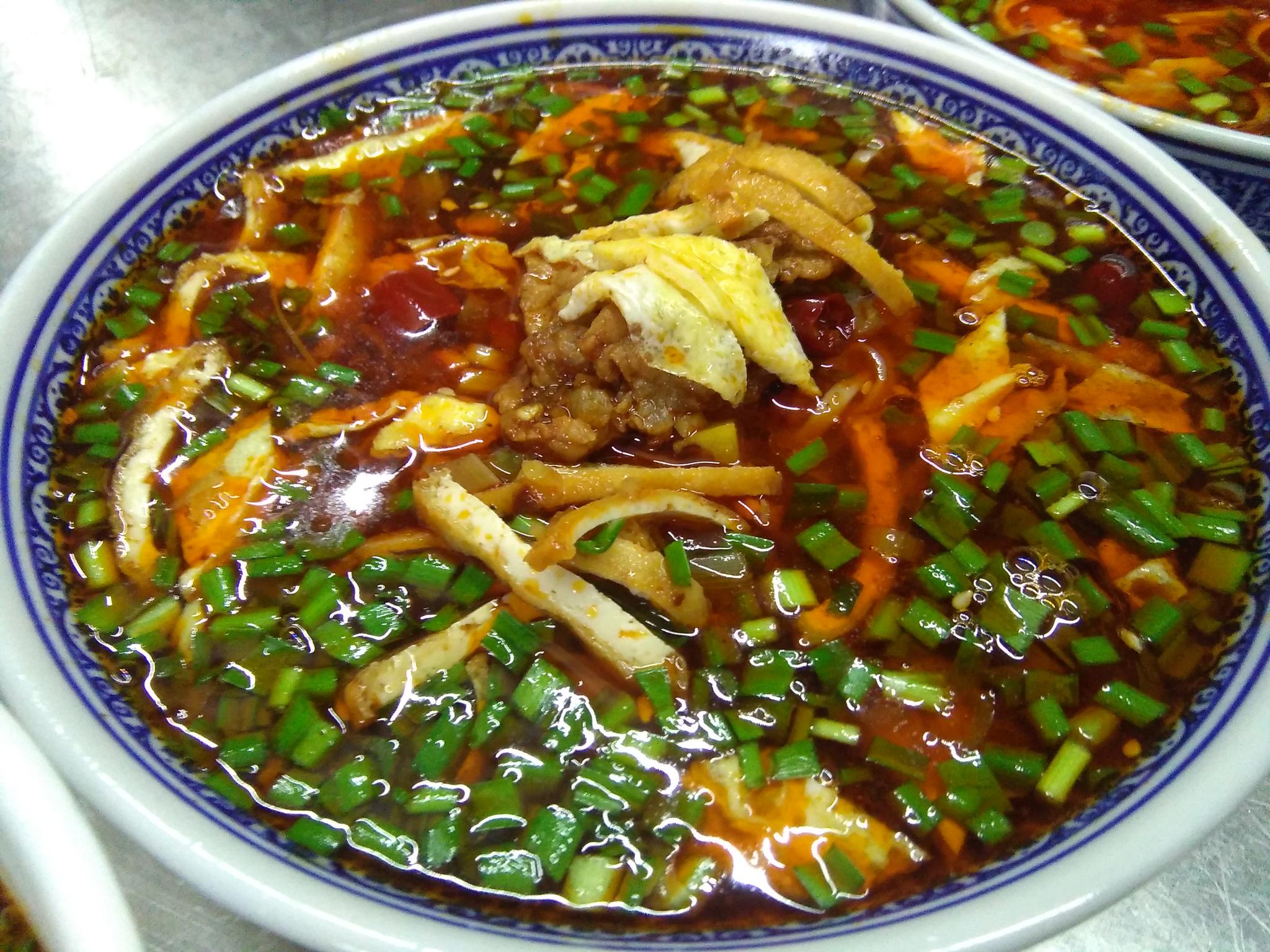 西安臊子面面条细长臊子鲜香汤味酸辣口感爽利好吃