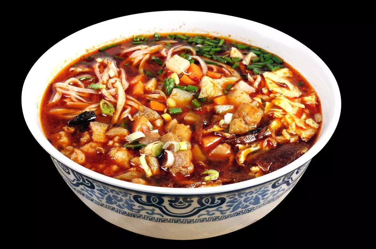 西安臊子面面条细长臊子鲜香汤味酸辣口感爽利好吃