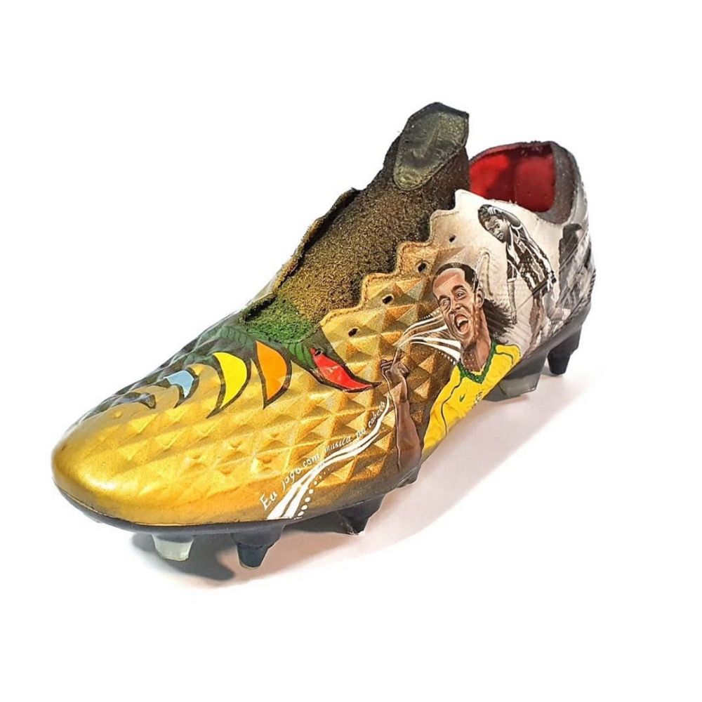 球鞋相同的带有桑巴风情的图案外,还有那句可以概括罗纳尔迪尼奥足球