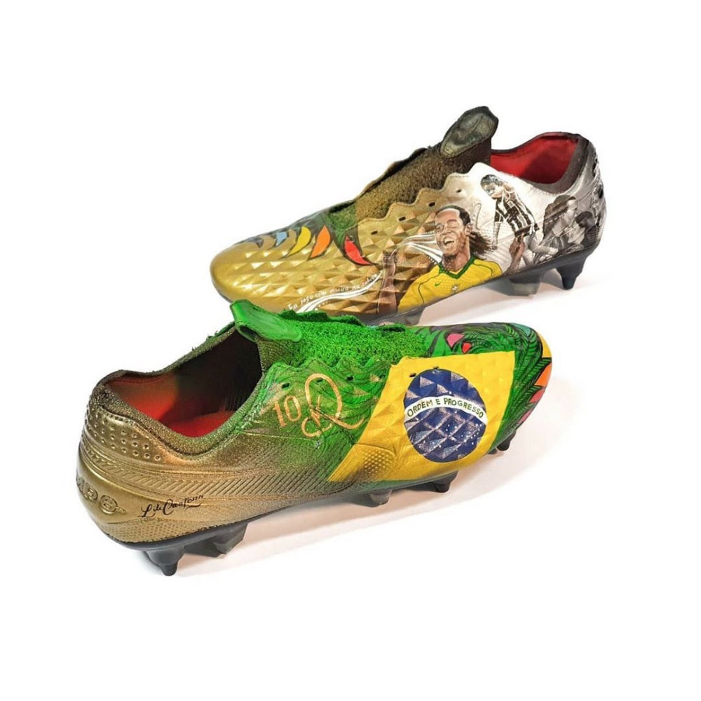 球鞋相同的带有桑巴风情的图案外,还有那句可以概括罗纳尔迪尼奥足球