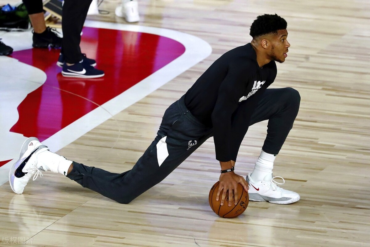 字母哥单手隔扣武切维奇激怒后者迎来爆发球迷都很吃惊