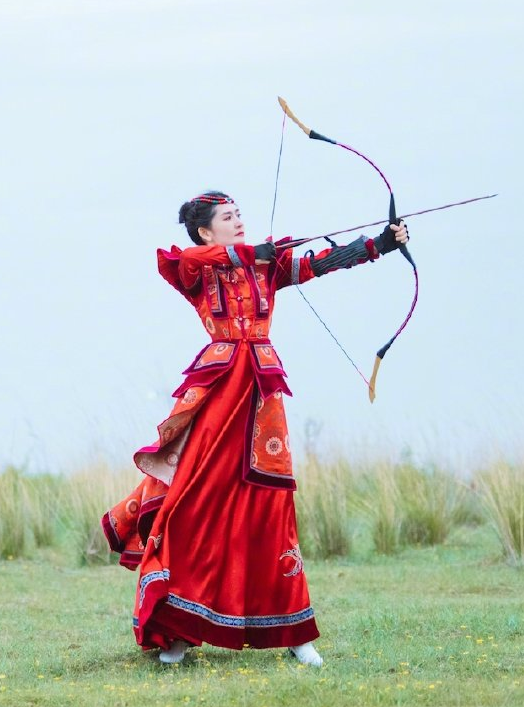 谢娜蒙古造型再现"华筝公主",骑马射箭英姿不减当年,惊艳十足